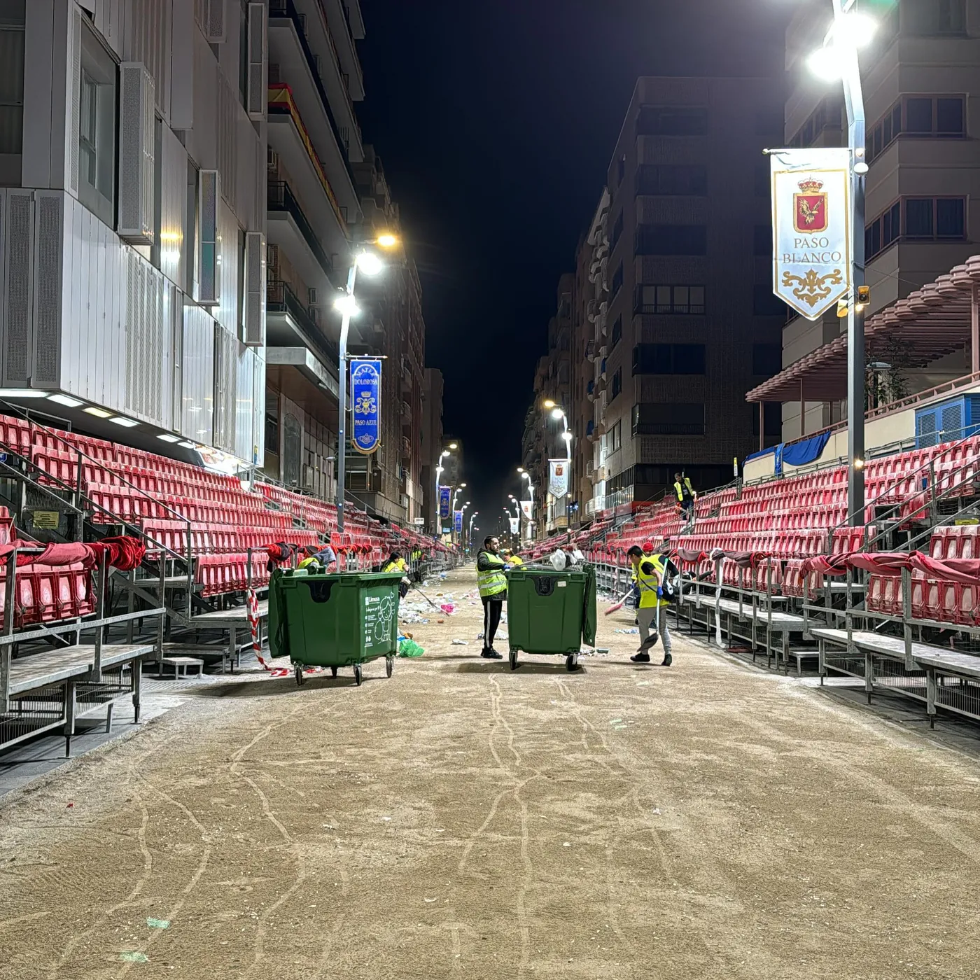 La carrera principal de Semana Santa de Lorca de noche, con las tribunas rojas y los estandartes del Paso Blanco y el Paso Azul